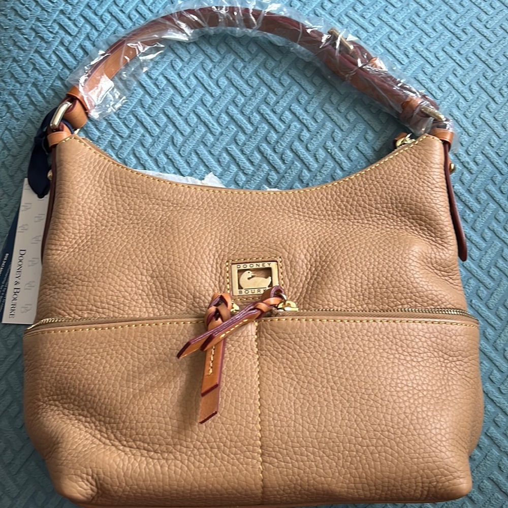 Dooney & Bourke Small Zippered Pocket Sac Sand colored